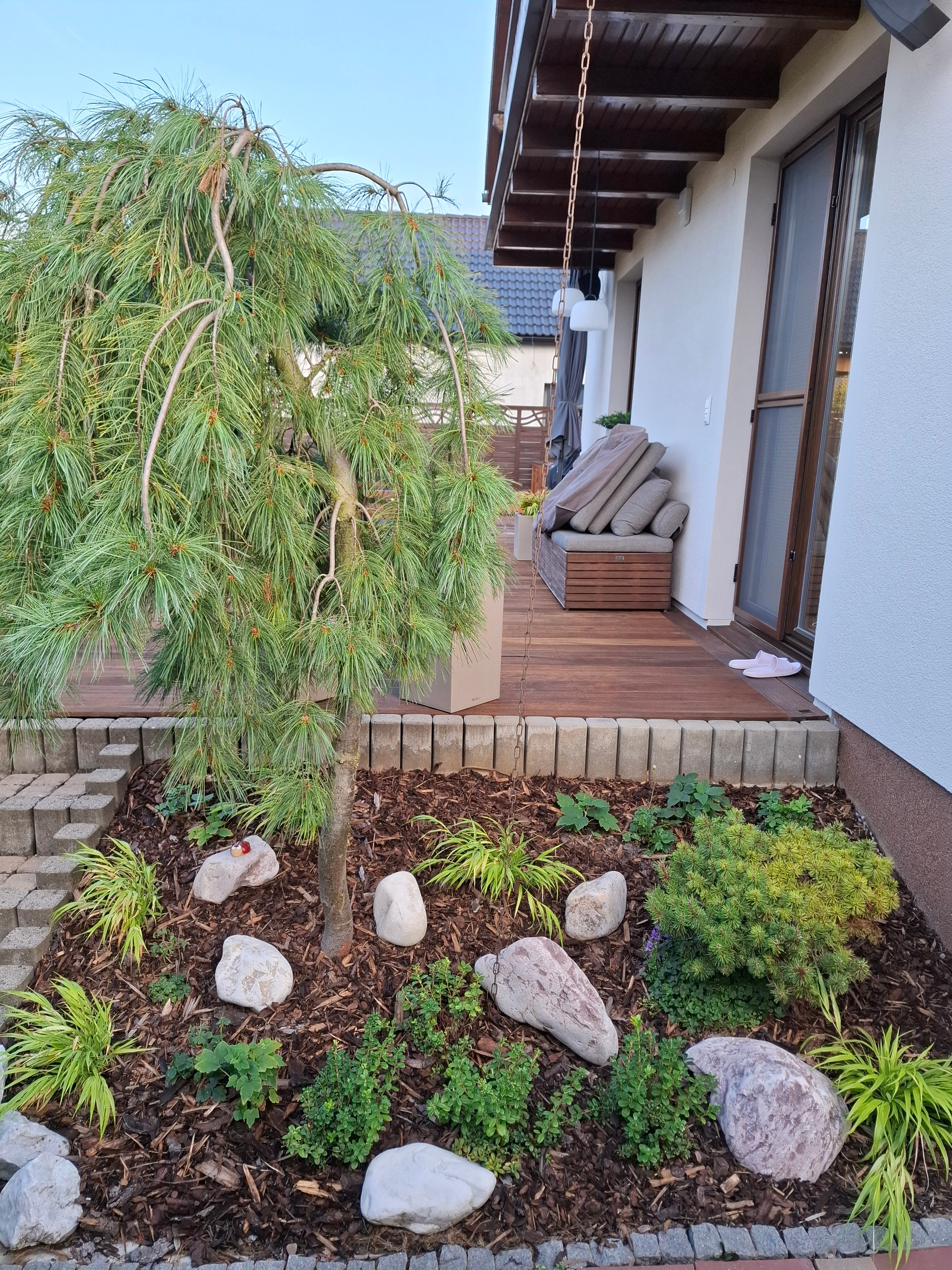 Referencia 3 – Návrh malého záhona pri terase